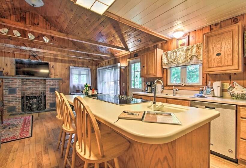 Ludlow Home W/ Hot Tub, Near Okemo Resort!