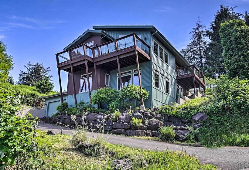 Luxe Coastal Haven W/ Bay Views & Hot Tub