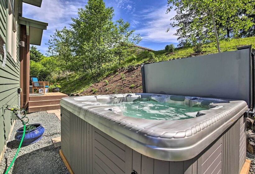 Luxe Coastal Haven W/ Bay Views & Hot Tub