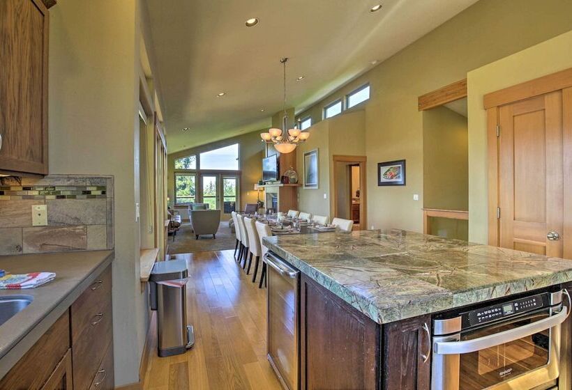 Luxe Coastal Haven W/ Bay Views & Hot Tub