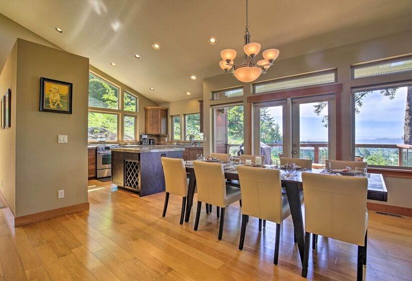 Luxe Coastal Haven W/ Bay Views & Hot Tub