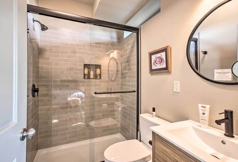 Luxe Coastal Haven W/ Bay Views & Hot Tub