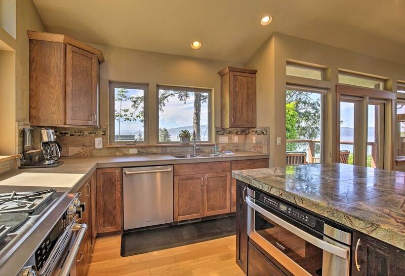 Luxe Coastal Haven W/ Bay Views & Hot Tub