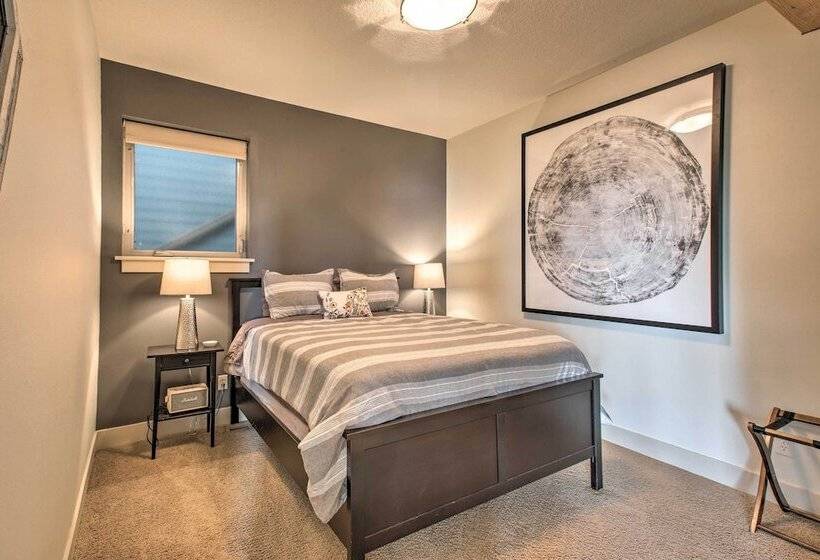 Luxe Coastal Haven W/ Bay Views & Hot Tub