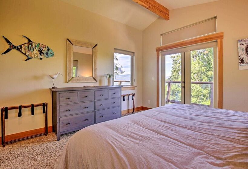 Luxe Coastal Haven W/ Bay Views & Hot Tub