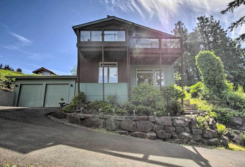 Luxe Coastal Haven W/ Bay Views & Hot Tub