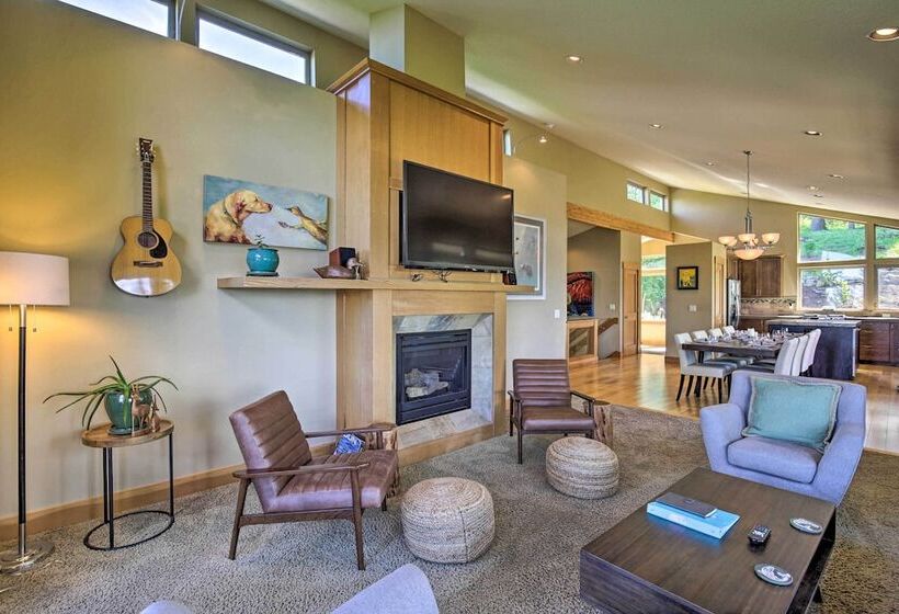 Luxe Coastal Haven W/ Bay Views & Hot Tub