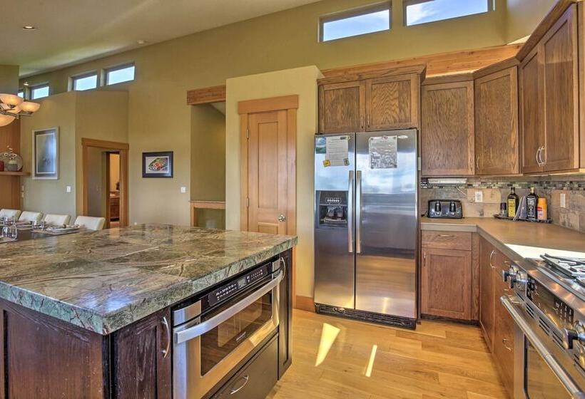 Luxe Coastal Haven W/ Bay Views & Hot Tub