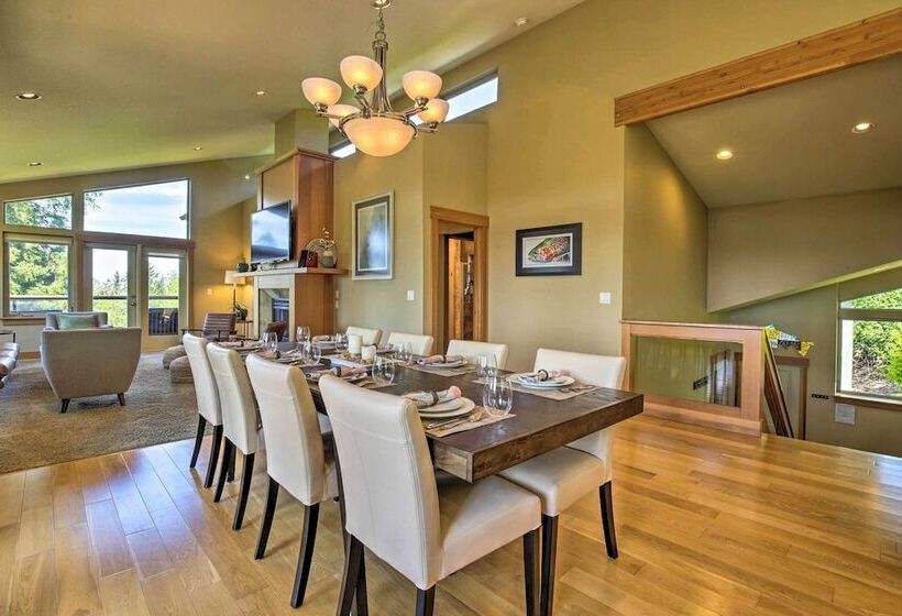 Luxe Coastal Haven W/ Bay Views & Hot Tub