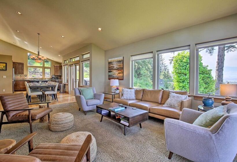 Luxe Coastal Haven W/ Bay Views & Hot Tub