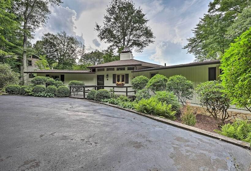 Sugar Mountain Escape W/ Deck & Mountain Views!