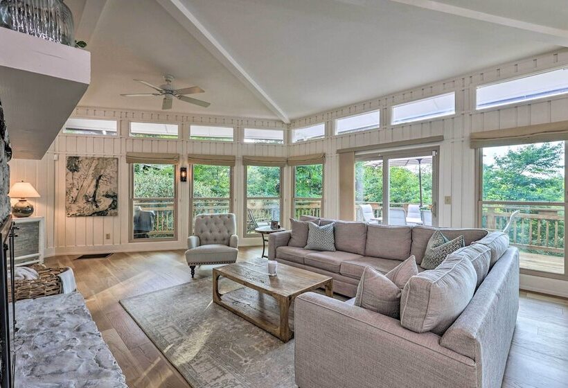 Sugar Mountain Escape W/ Deck & Mountain Views!