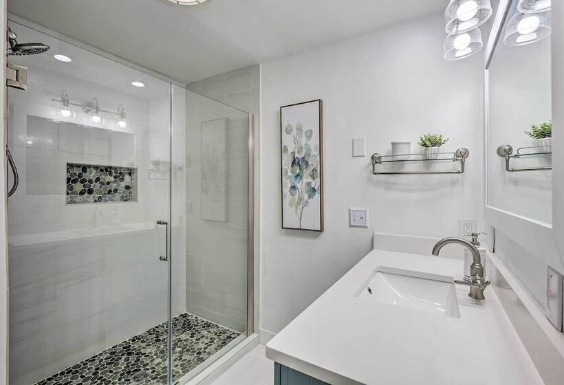 Sugar Mountain Escape W/ Deck & Mountain Views!