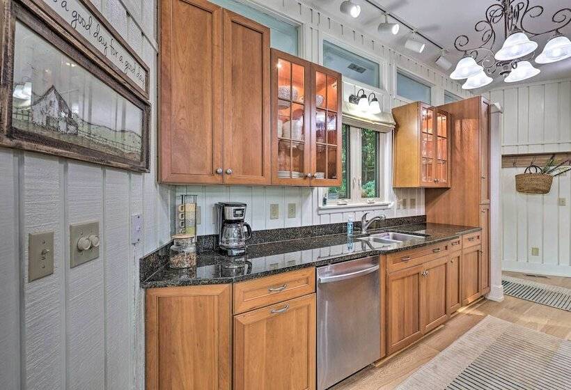 Sugar Mountain Escape W/ Deck & Mountain Views!