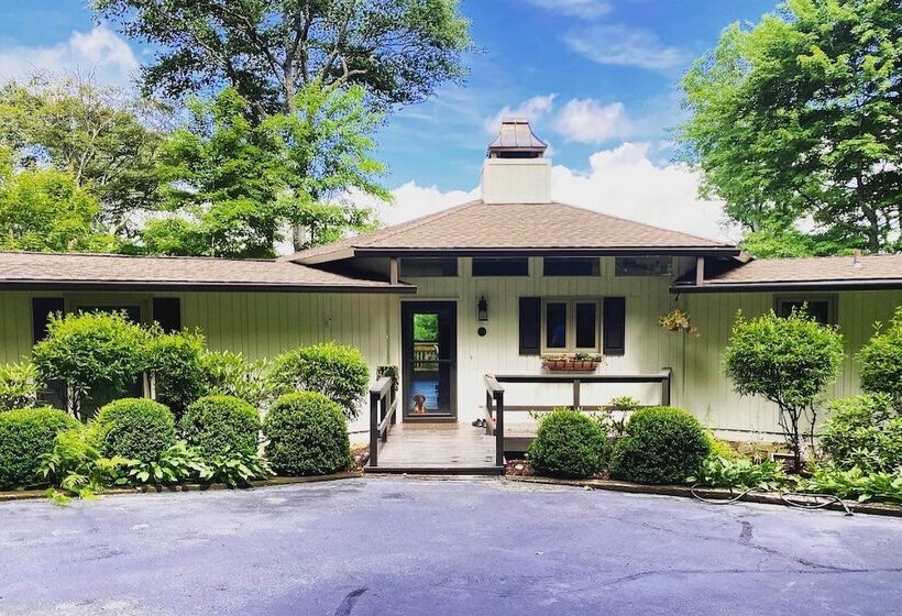 Sugar Mountain Escape W/ Deck & Mountain Views!