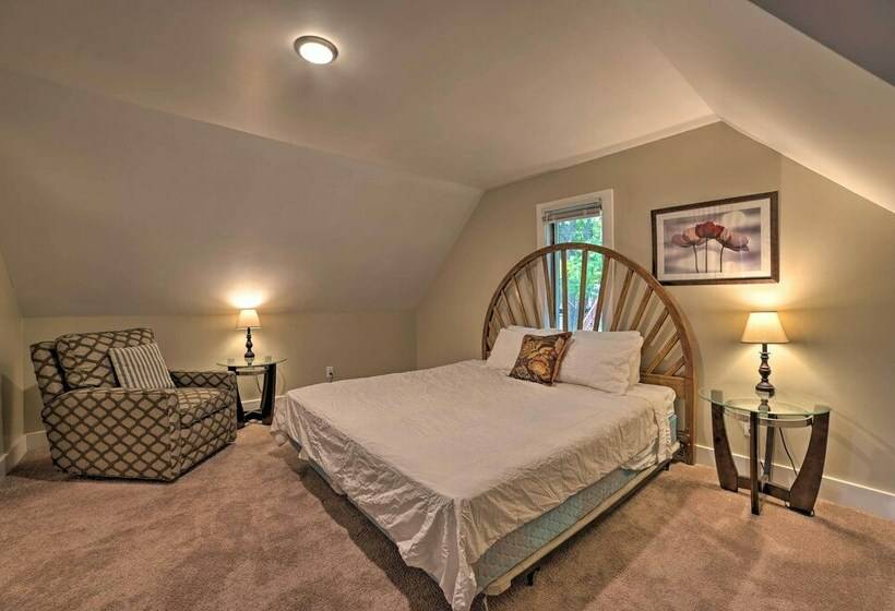 Manistee House < 1 Mile From Lake Michigan!