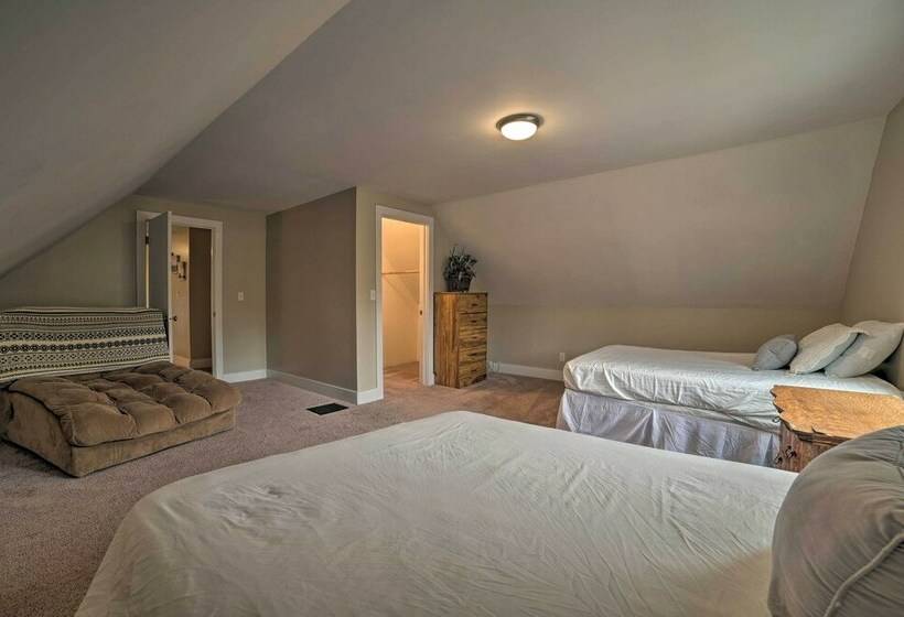 Manistee House < 1 Mile From Lake Michigan!