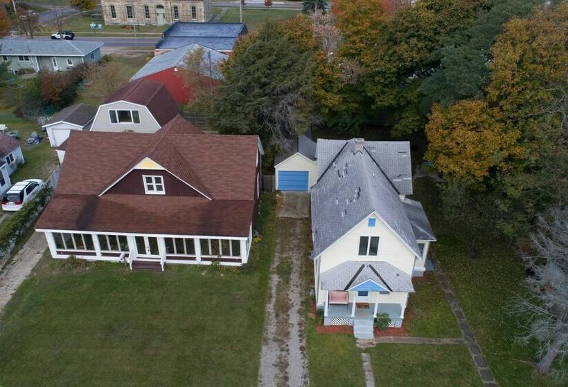 Manistee House < 1 Mile From Lake Michigan!