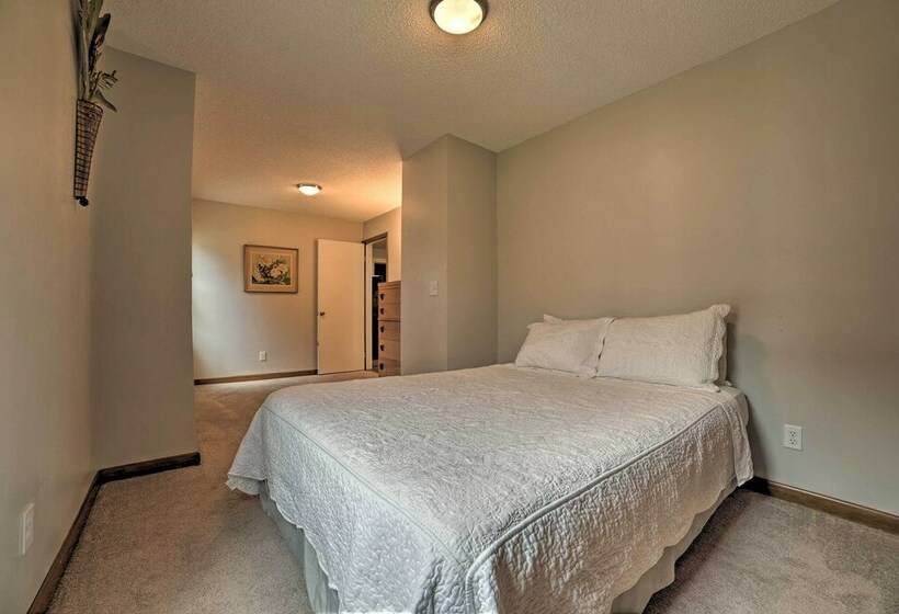 Manistee House < 1 Mile From Lake Michigan!