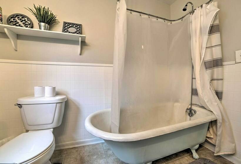 Manistee House < 1 Mile From Lake Michigan!