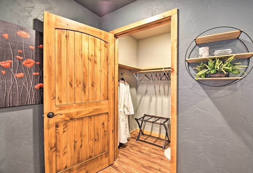 Modern Broken Bow Cabin: Large Deck, Bbq & Pergola