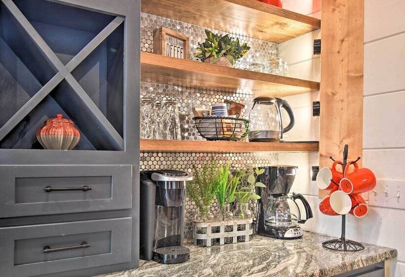 Modern Broken Bow Cabin: Large Deck, Bbq & Pergola