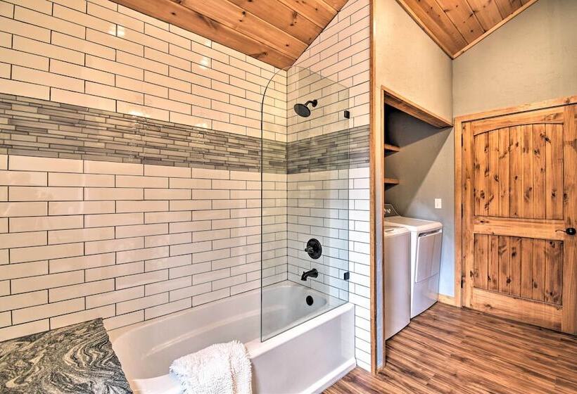 Modern Broken Bow Cabin: Large Deck, Bbq & Pergola