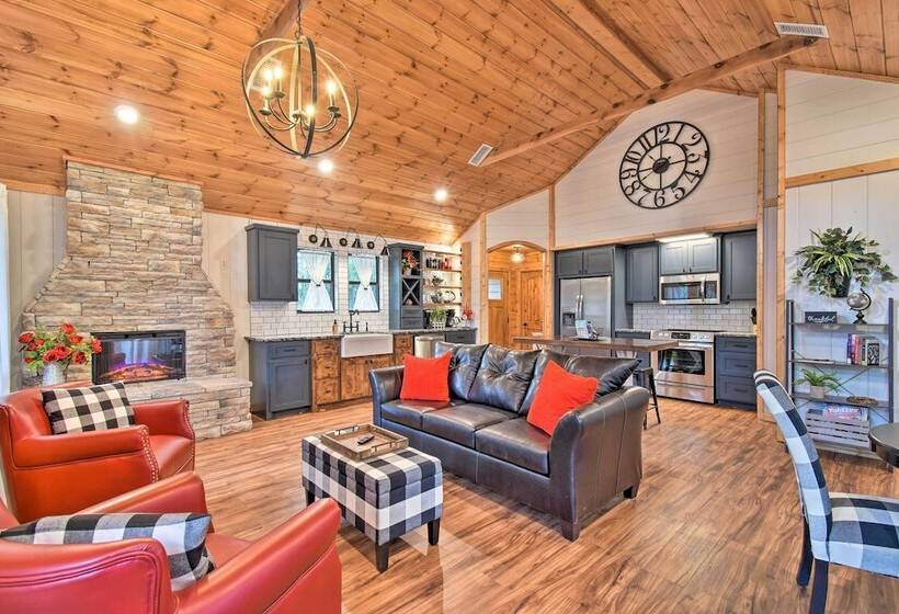 Modern Broken Bow Cabin: Large Deck, Bbq & Pergola