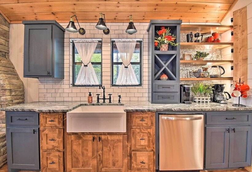 Modern Broken Bow Cabin: Large Deck, Bbq & Pergola