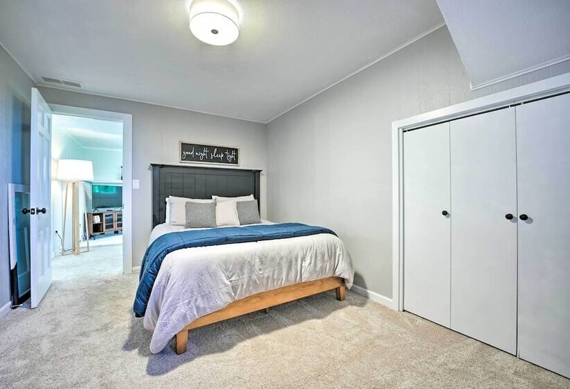 Modern Lake Michigan Home With 3 Lakefront Decks!