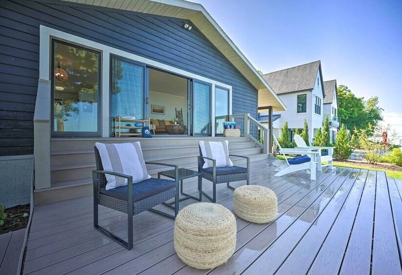 Modern Lake Michigan Home With 3 Lakefront Decks!