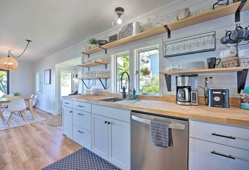 Modern Lake Michigan Home With 3 Lakefront Decks!