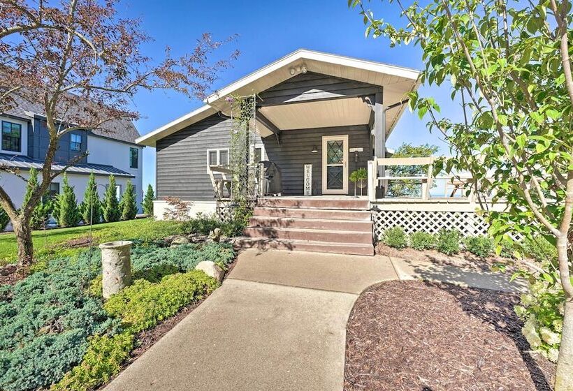 Modern Lake Michigan Home With 3 Lakefront Decks!