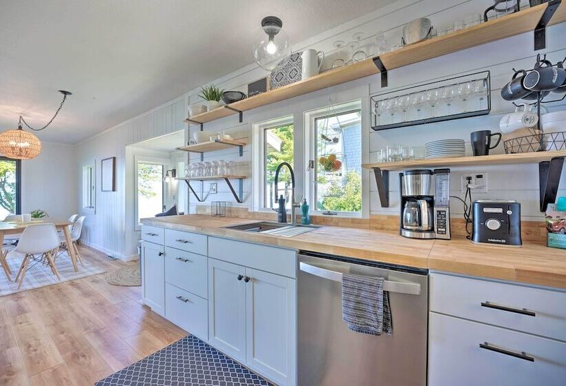 Modern Lake Michigan Home With 3 Lakefront Decks!