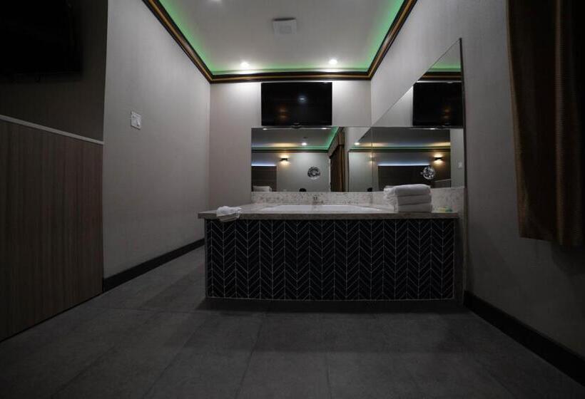 فندق على الطريق Artesia Motor Inn