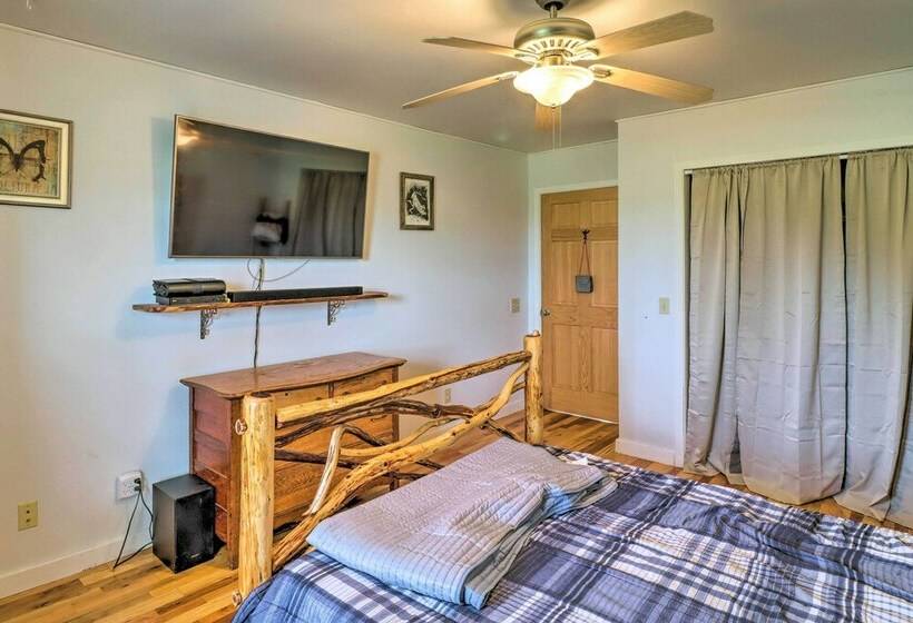 Mountain View Haven: Fire Pit + Large Deck!