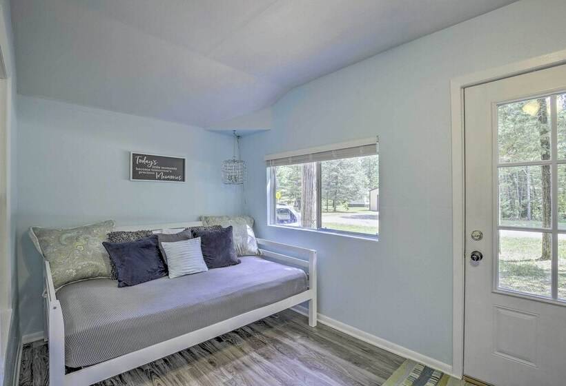 New Cute & Charming Cottage Near Castle Rock Lake!