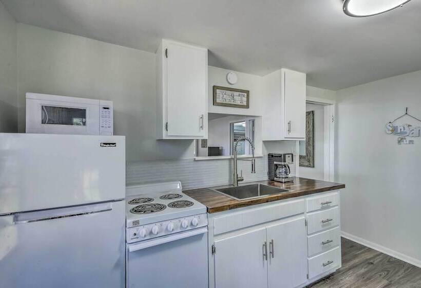 New Cute & Charming Cottage Near Castle Rock Lake!