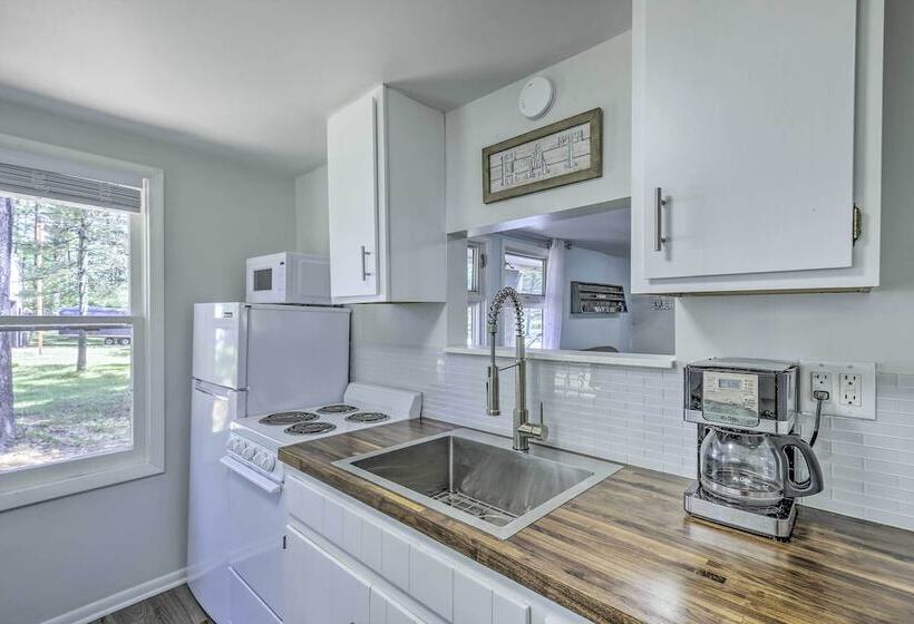 New Cute & Charming Cottage Near Castle Rock Lake!