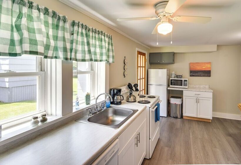 Newport House < 3 Mi To Beaches & Bowens Wharf!