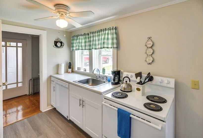 Newport House < 3 Mi To Beaches & Bowens Wharf!