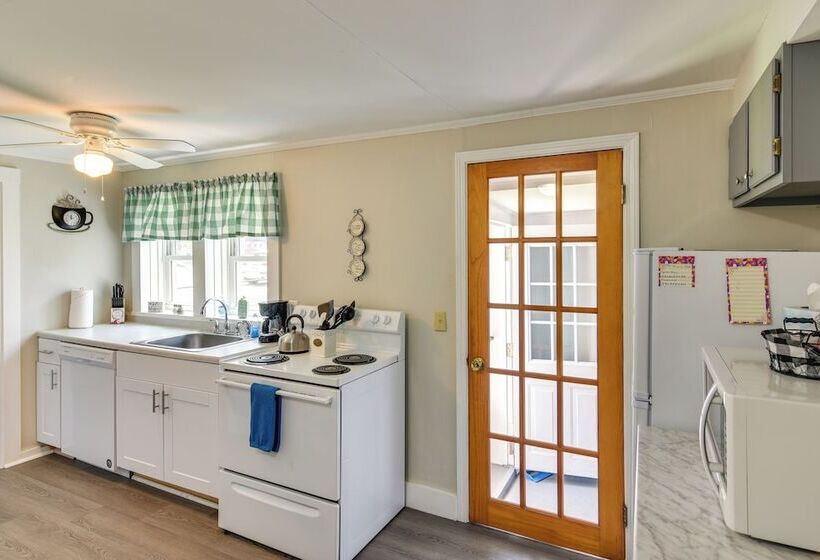 Newport House < 3 Mi To Beaches & Bowens Wharf!