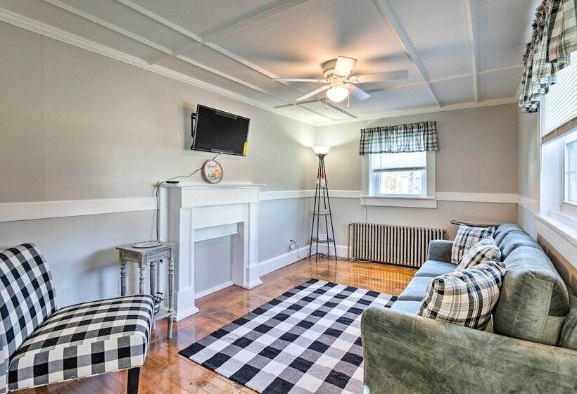 Newport House < 3 Mi To Beaches & Bowens Wharf!