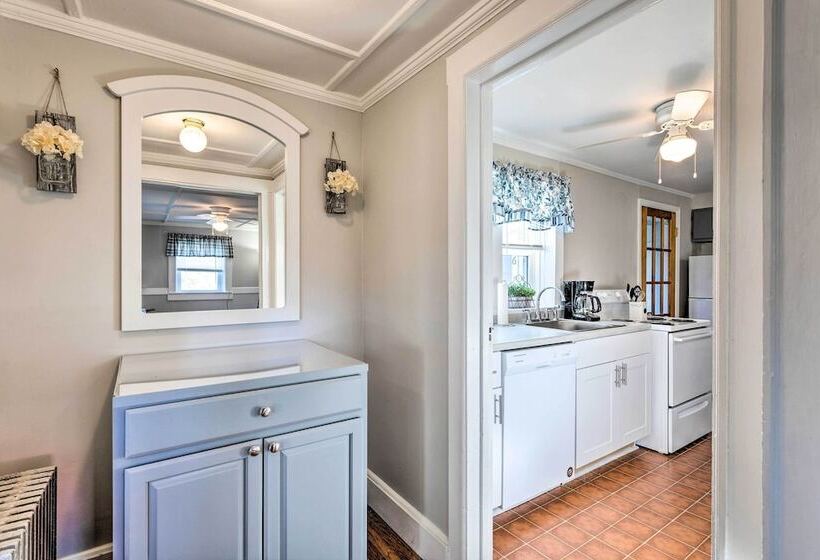 Newport House < 3 Mi To Beaches & Bowens Wharf!