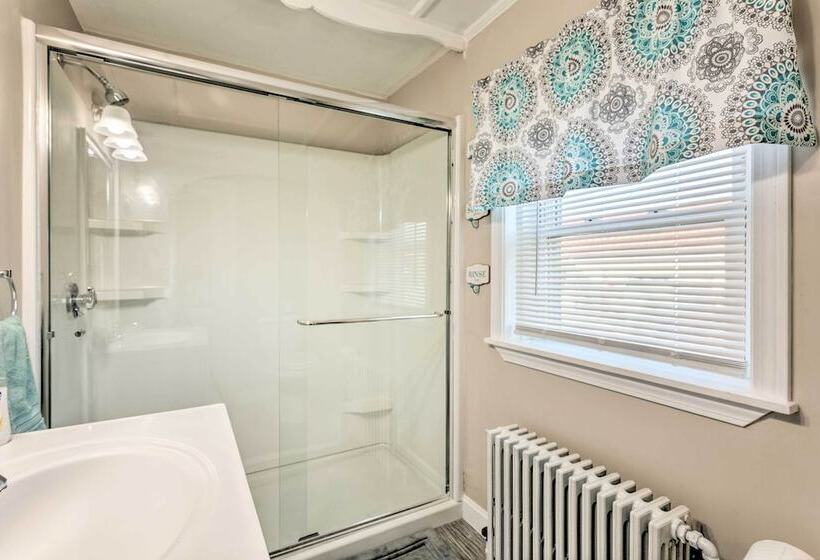 Newport House < 3 Mi To Beaches & Bowens Wharf!