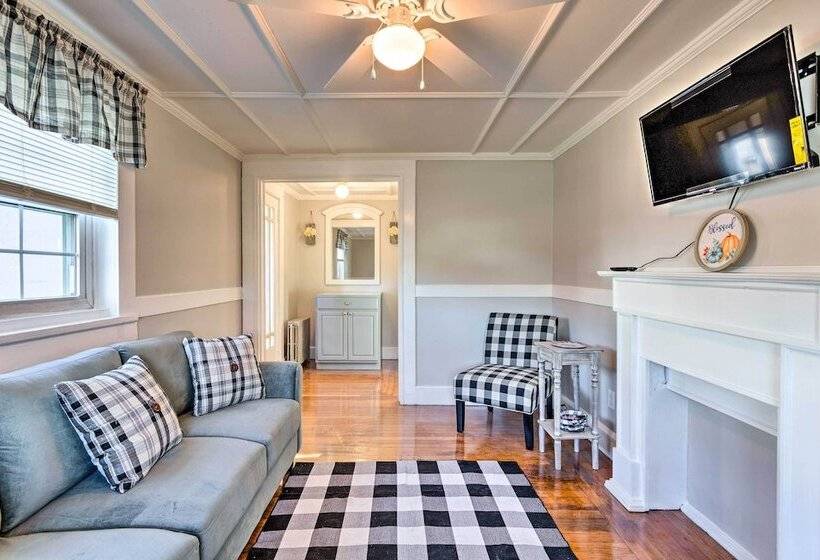 Newport House < 3 Mi To Beaches & Bowens Wharf!