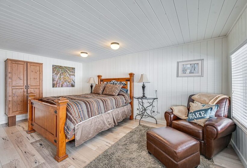 Lakeside Whitefish Cottage W/ Private Hot Tub!