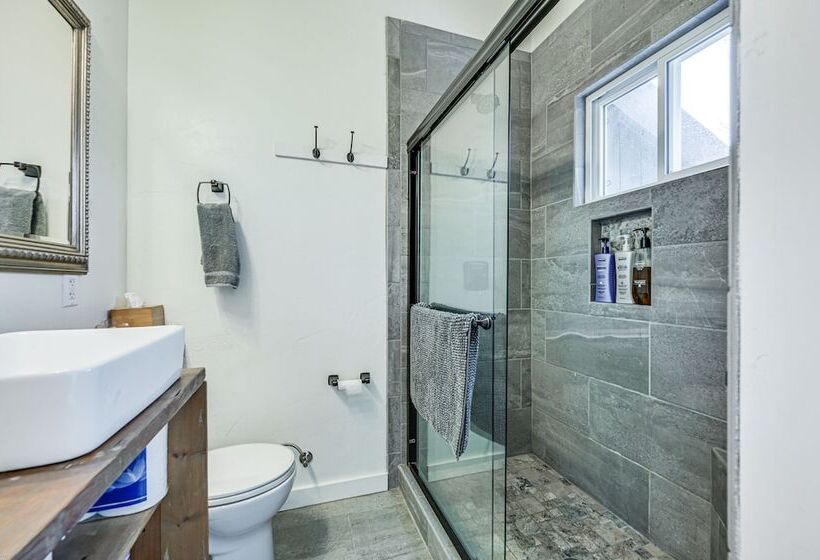 Lakeside Whitefish Cottage W/ Private Hot Tub!