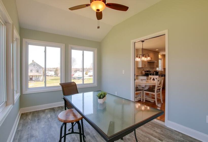 Charming Home W/ Yard: Steps To Pawcatuck River!