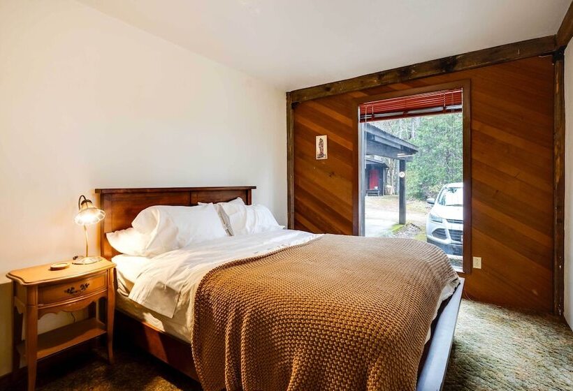 Peaceful Applegate River Valley Sanctuary!